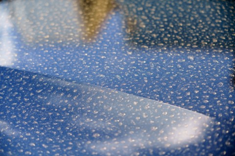 Sable sur un capot de voiture
