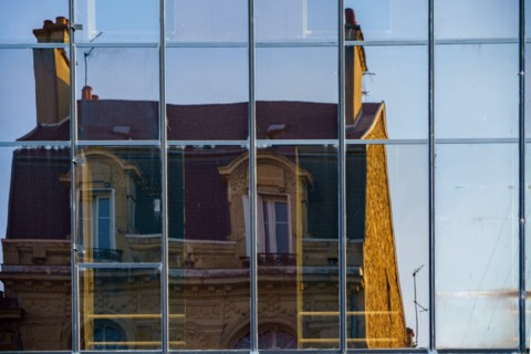 Reims, reflet dans une façade d'immeuble