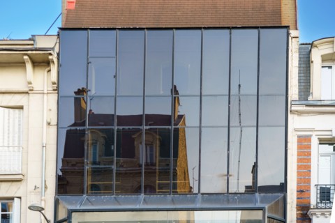 Reims, reflet dans une façade d'immeuble