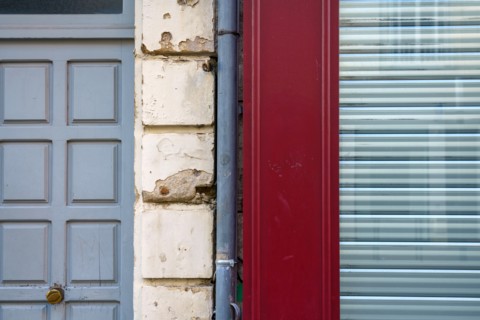 Reims, magasin fermé et porte d'immeuble