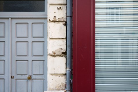 Reims, magasin fermé et porte d'immeuble