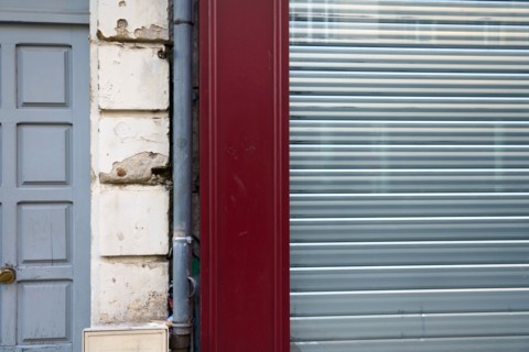 Reims, magasin fermé et porte d'immeuble