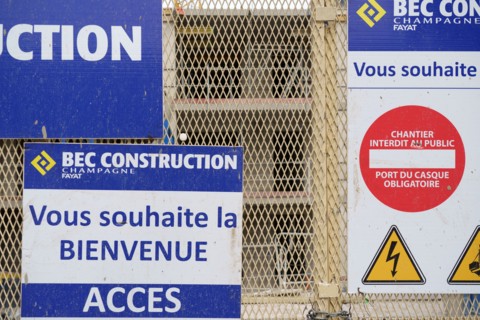 Sign indicating a building site forbidden to the public