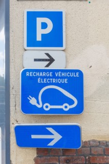 Luneray, parking avec recharge de véhicules