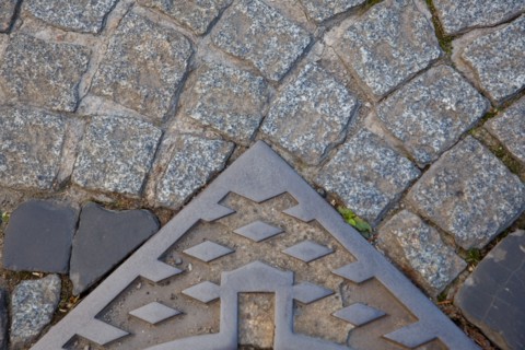 Pavés et plaque d'égout