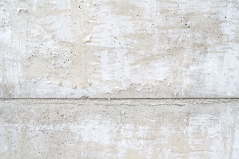Mur blanc abimé