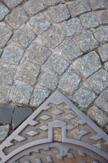 Pavés et plaque d'égout