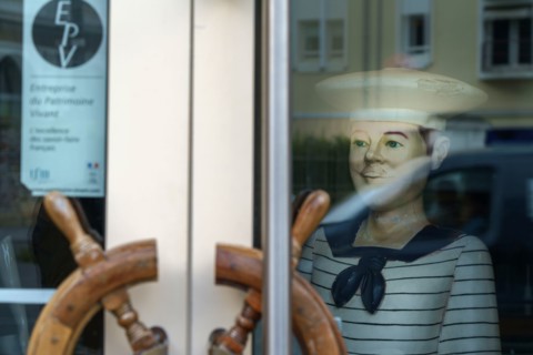 Trouville, porte vitrée d'un magasin