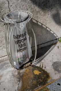 Poubelle de trottoir, Paris