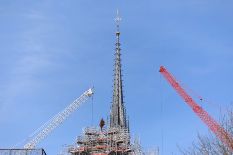 Paris, pose de la nouvelle flèche de Notre-Dame de Paris