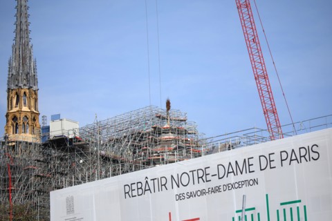 Paris, pose de la nouvelle flèche de Notre-Dame de Paris