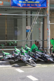 Paris, vélo libre service à terre sous une pancarte de vidéo surveillance