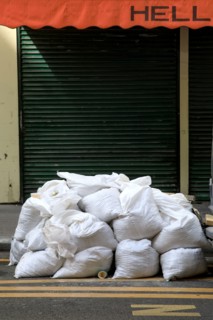 Paris, sac de gravats sur le trottoir