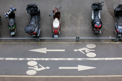 Road markings, Suresnes