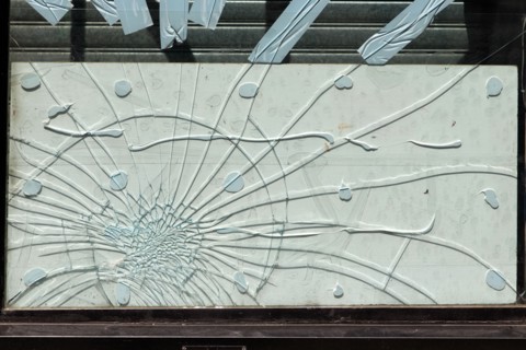 Paris, vitrine cassée