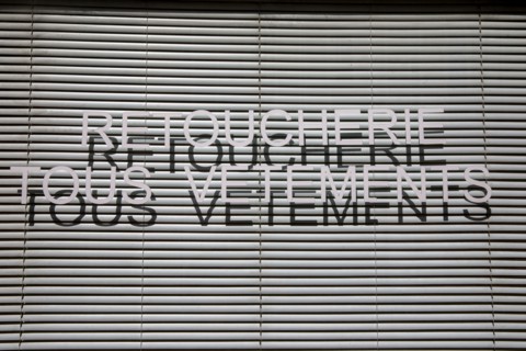 Paris, vitrine d'une retoucherie