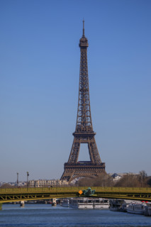 Paris, la Tour Eiffel et le Pont Mirabeau