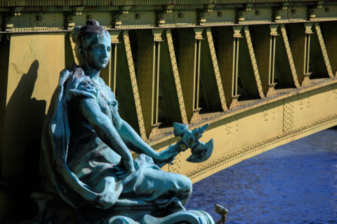 Paris, Pont Mirabeau, sculpture allégorique de la Ville de Paris