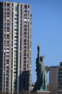 Paris, statue de la Liberté devant les tours du quartier Beaugrenelle