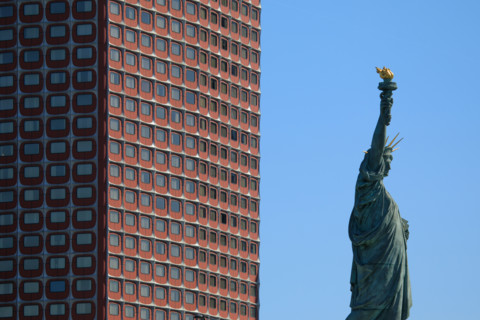 Paris, statue de la Liberté devant les tours du quartier Beaugrenelle