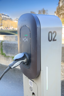 Paris, borne de chargement de voiture électrique
