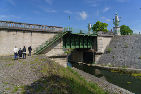 france, région centre, Loiret, Briare, pont canal de Birare, pont-canal portant le canal latéral à