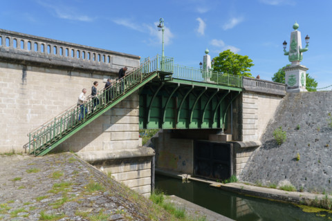 france, région centre, Loiret, Briare, pont canal de Birare, pont-canal portant le canal latéral à