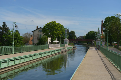 france, région centre, Loiret, Briare, pont canal de Birare, pont-canal portant le canal latéral à