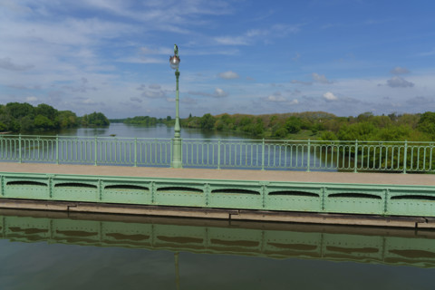 france, région centre, Loiret, Briare, pont canal de Birare, pont-canal portant le canal latéral à