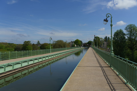 france, région centre, Loiret, Briare, pont canal de Birare, pont-canal portant le canal latéral à