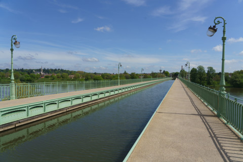 france, région centre, Loiret, Briare, pont canal de Birare, pont-canal portant le canal latéral à