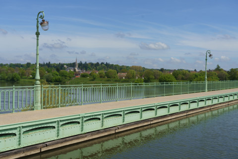 france, région centre, Loiret, Briare, pont canal de Birare, pont-canal portant le canal latéral à