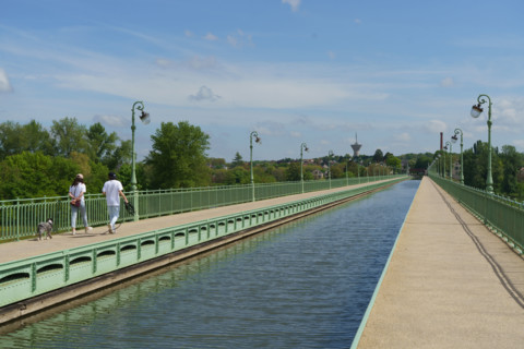france, région centre, Loiret, Briare, pont canal de Birare, pont-canal portant le canal latéral à