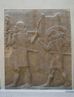 Paris, Musée du Louvre, Orthostate représentant deux serviteurs transportant un char