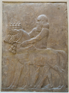 Paris, Musée du Louvre, Orthostate représentant un serviteur tenant quatre chevaux par le harnais