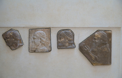 Paris, Musée du Louvre, fragments d'orthostates représentant des tributaires Mèdes