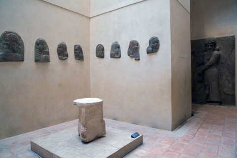 Paris, Musée du Louvre, Fragments d'orthostates et génie bénisseur ailé
