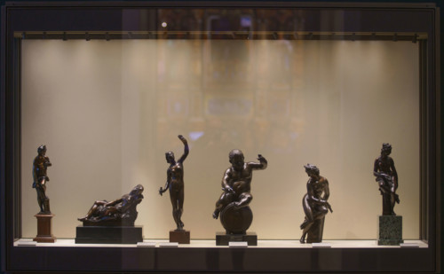 Paris, Musée du Louvre, Vitrine présentant des statuettes en bronze