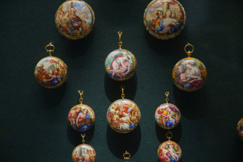 Paris, Musée du Louvre, Vitrine présentant des montres du 17e et 18e siècles