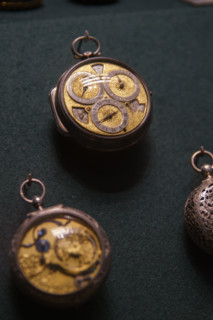 Paris, Musée du Louvre, Vitrine présentant des montres du 17e et 18e siècles