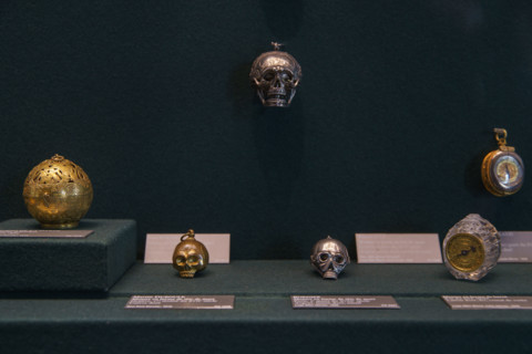 Paris, Musée du Louvre, Vitrine présentant des montres du 16e et 17e siècles