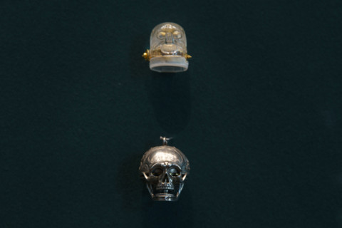 Paris, Musée du Louvre, Vitrine présentant des montres en forme de tête de mort