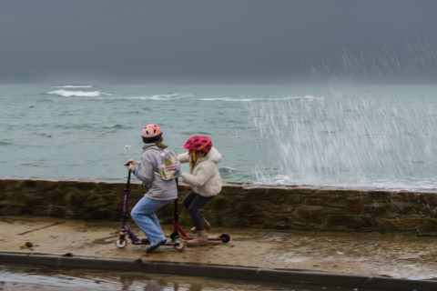 france region Bretagne, Finistère sud, Concarneau, grandes marées sur la corniche,