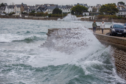 france region Bretagne, Finistère sud, Concarneau, grandes marées sur la corniche,