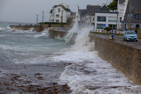 france region Bretagne, Finistère sud, Concarneau, grandes marées sur la corniche,