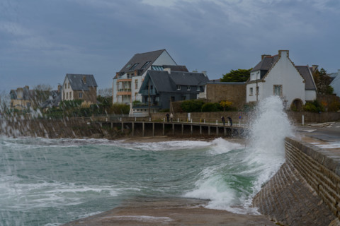 france region Bretagne, Finistère sud, Concarneau, grandes marées sur la corniche,