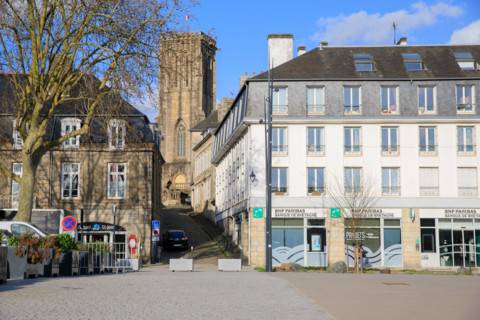 FRance, région Bretagne, Côtes d'Armor, lannion, equai d'aiguillon, rue saint Yves et église saint