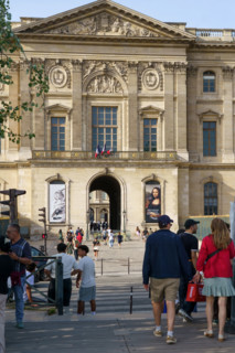 Un des guichets du Palais du Louvre, Paris