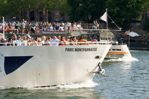Bateaux mouches sur la Seine à Paris