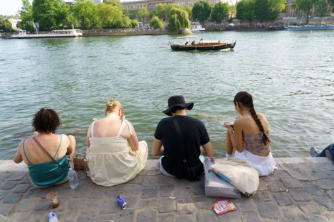 Parisiens sur les quais de Seine
